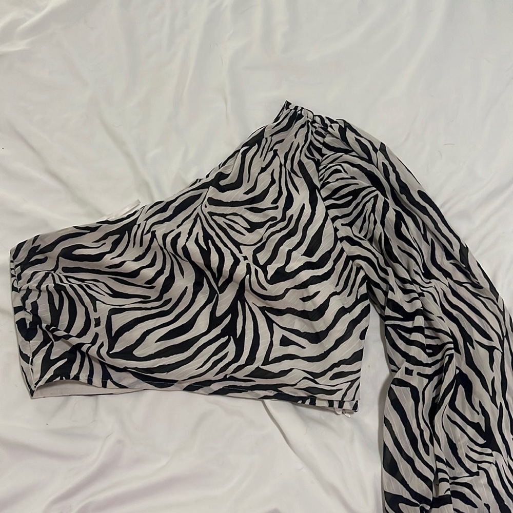 size small assymetrical crop